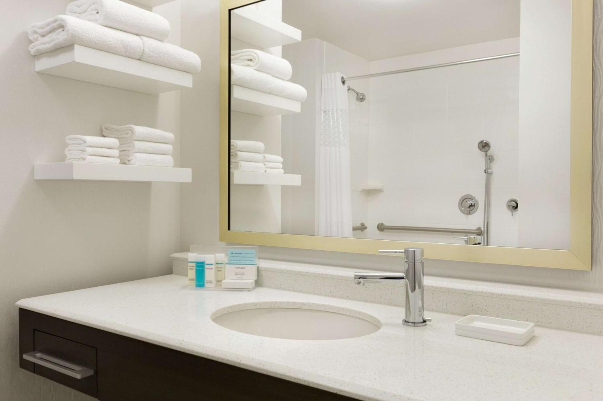 Hampton Inn By Hilton North Olmsted Cleveland Airport Экстерьер фото